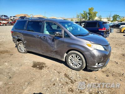 Czwarte zdjęcie samochodu z boku: 2016 TOYOTA SIENNA XLE 8-PASSENGER VIN:5TDYK3DC8GS754497 - miniatura