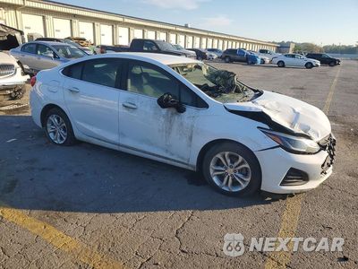 Czwarte zdjęcie samochodu z boku: 2019 CHEVROLET CRUZE LT VIN:1G1BE5SM3K7146886 - miniatura