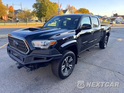 Drugie zdjęcie samochodu z przodu: 2018 TOYOTA TACOMA TRD SPORT VIN:3TMDZ5BN2JM048756 - miniatura