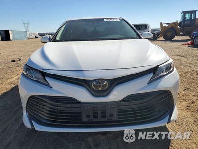 Piąte zdjęcie samochodu w środku: 2018 TOYOTA CAMRY LE VIN:4T1B11HK7JU581102 - miniatura