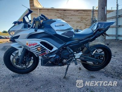 Trzecie zdjęcie samochodu z tyłu: 2026 KAWASAKI EX650 P VIN:ML5EXEP15TDAH0323 - miniatura