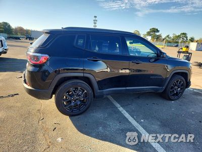Trzecie zdjęcie samochodu z tyłu: 2024 JEEP COMPASS LATITUDE VIN:3C4NJDBN0RT104720 - miniatura