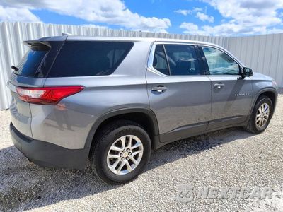 Trzecie zdjęcie samochodu z tyłu: 2019 CHEVROLET TRAVERSE LS VIN:1GNERFKW4KJ166137 - miniatura