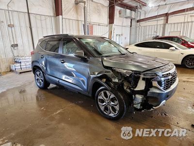 Czwarte zdjęcie samochodu z boku: 2024 KIA SELTOS S VIN:KNDEUCAA9R7537313 - miniatura