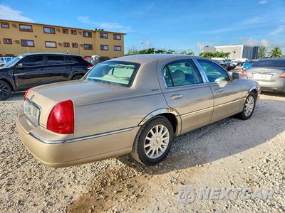 Trzecie zdjęcie samochodu z tyłu: 2006 LINCOLN TOWN CAR SIGNATURE VIN:1LNHM81W26Y644422 - miniatura