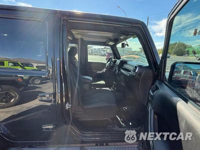 Piąte zdjęcie samochodu w środku: 2014 JEEP WRANGLER UNLIMITED SAHARA VIN:1C4BJWEG2EL178982 - miniatura
