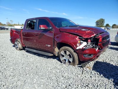 Czwarte zdjęcie samochodu z boku: 2022 RAM 1500 LARAMIE VIN:1C6SRFJT1NN285996 - miniatura