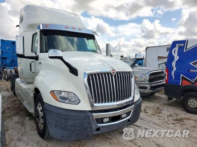 Czwarte zdjęcie samochodu z boku: 2022 INTERNATIONAL LT625 SEMI TRUCK VIN:3HSDZAPR5NN816855 - miniatura