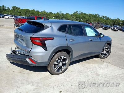 Trzecie zdjęcie samochodu z tyłu: 2025 CHEVROLET TRAX 1RS VIN:KL77LGEP4SC181915 - miniatura