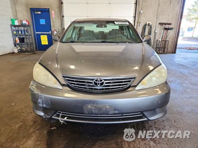 Piąte zdjęcie samochodu w środku: 2005 TOYOTA CAMRY LE VIN:4T1BE32K95U613398 - miniatura
