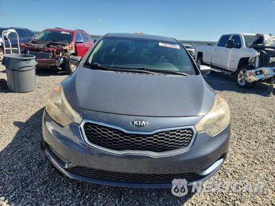 Piąte zdjęcie samochodu w środku: 2016 KIA FORTE LX VIN:KNAFK4A6XG5597084 - miniatura