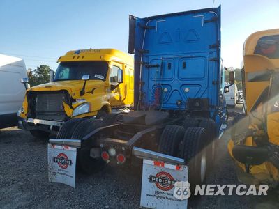 Trzecie zdjęcie samochodu z tyłu: 2020 FREIGHTLINER CASCADIA 1 - SEMI TRUCK VIN:3AKJHHDRXLSLK0611 - miniatura