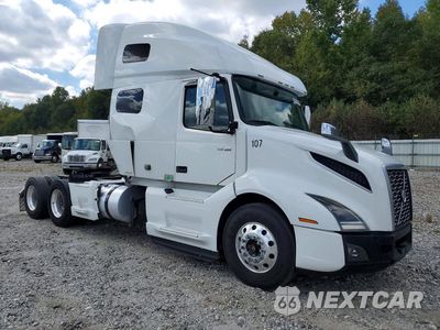 Czwarte zdjęcie samochodu z boku: 2019 VOLVO VNL SEMI TRUCK VIN:4V4NC9EHXKN196233 - miniatura