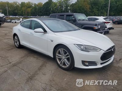 Czwarte zdjęcie samochodu z boku: 2013 TESLA MODEL S VIN:5YJSA1DP0DFP17508 - miniatura