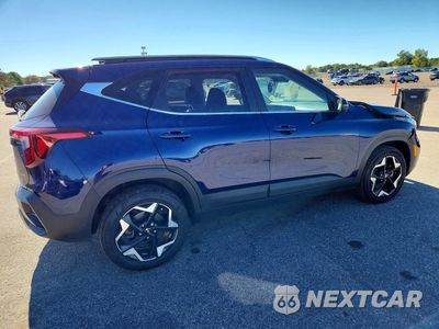 Trzecie zdjęcie samochodu z tyłu: 2024 KIA SELTOS EX VIN:KNDERCAA0R7598485 - miniatura