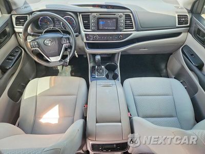 Zdjęcie 8 z 14 samochodu: 2019 TOYOTA HIGHLANDER LE VIN:5TDZARFH7KS046611 - miniatura