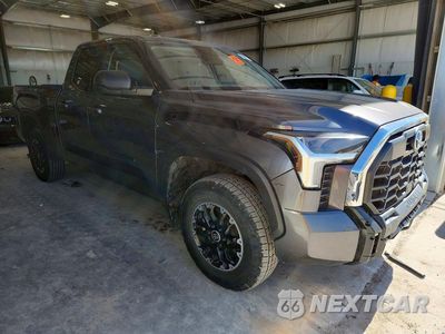 Czwarte zdjęcie samochodu z boku: 2023 TOYOTA TUNDRA SR5 VIN:5TFLA5DAXPX104233 - miniatura