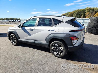 Drugie zdjęcie samochodu z przodu: 2024 HYUNDAI KONA SEL VIN:KM8HBCAB9RU106589 - miniatura