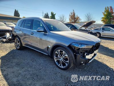 Czwarte zdjęcie samochodu z boku: 2026 BMW X5 XDRIVE50E VIN:5UX43EU00T9314410 - miniatura
