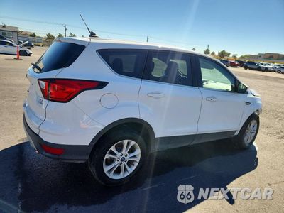 Trzecie zdjęcie samochodu z tyłu: 2019 FORD ESCAPE SE VIN:1FMCU9GD5KUC34463 - miniatura