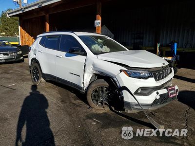 Czwarte zdjęcie samochodu z boku: 2025 JEEP COMPASS LATITUDE VIN:3C4NJDBN9ST609936 - miniatura