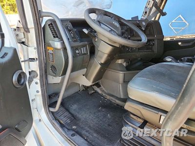 Zdjęcie 8 z 14 samochodu: 2019 VOLVO VNL SEMI TRUCK VIN:4V4NC9EH5KN897665 - miniatura
