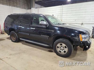 Czwarte zdjęcie samochodu z boku: 2014 CHEVROLET SUBURBAN K1500 LT VIN:1GNSKJE74ER113717 - miniatura