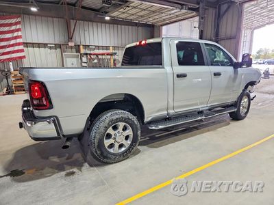 Trzecie zdjęcie samochodu z tyłu: 2026 RAM 2500 BIG HORN VIN:3C6UR5DJ7TG215938 - miniatura