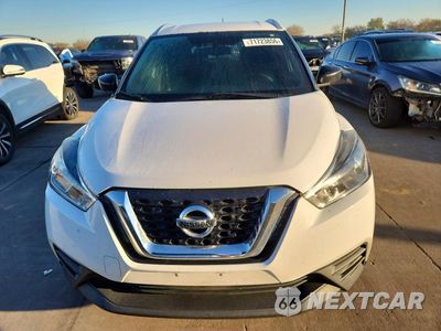 Piąte zdjęcie samochodu w środku: 2018 NISSAN KICKS S VIN:3N1CP5CU3JL497122 - miniatura