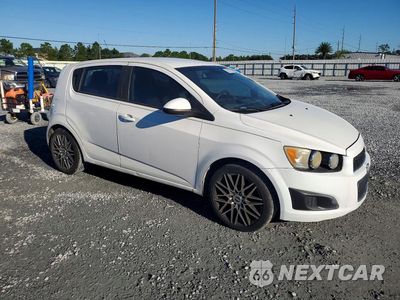 Czwarte zdjęcie samochodu z boku: 2013 CHEVROLET SONIC LS VIN:1G1JA6SH2D4190592 - miniatura