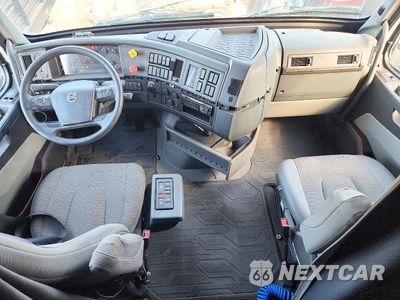Zdjęcie 8 z 13 samochodu: 2019 VOLVO VNL SEMI TRUCK VIN:4V4NC9TJ0KN212462 - miniatura