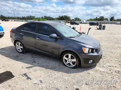 Czwarte zdjęcie samochodu z boku: 2013 CHEVROLET SONIC LTZ VIN:1G1JE5SB9D4186761 - miniatura