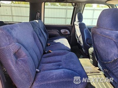 Zdjęcie 11 z 13 samochodu: 2001 CHEVROLET SUBURBAN C1500 VIN:1GNEC16R1TJ332219 - miniatura