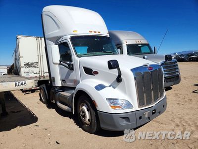 Czwarte zdjęcie samochodu z boku: 2019 PETERBILT 579 SEMI TRUCK VIN:1XPBA48X1KD478548 - miniatura