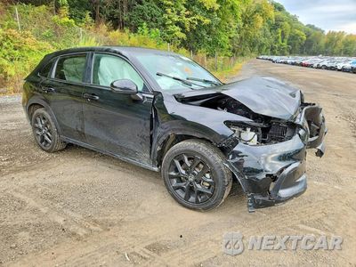 Czwarte zdjęcie samochodu z boku: 2025 HONDA HR-V SPORT VIN:3CZRZ2H54SM725572 - miniatura