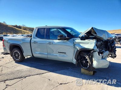 Czwarte zdjęcie samochodu z boku: 2022 TOYOTA TUNDRA SR5 VIN:5TFLA5DA5NX041782 - miniatura