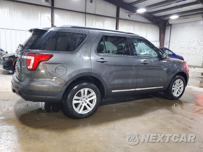 Trzecie zdjęcie samochodu z tyłu: 2019 FORD EXPLORER XLT VIN:1FM5K8D80KGA45508 - miniatura