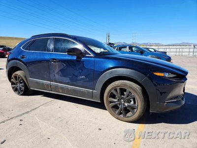Czwarte zdjęcie samochodu z boku: 2025 MAZDA CX-30 PREMIUM VIN:3MVDMBDYXSM790164 - miniatura