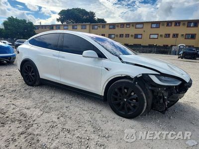 Czwarte zdjęcie samochodu z boku: 2020 TESLA MODEL X VIN:5YJXCAE29LF281159 - miniatura