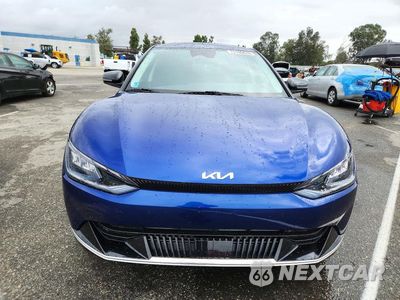 Piąte zdjęcie samochodu w środku: 2023 KIA EV6 WIND VIN:KNDC34LAXP5606211 - miniatura
