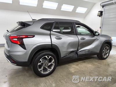 Trzecie zdjęcie samochodu z tyłu: 2026 CHEVROLET TRAX 1LT VIN:KL77LHEP0TC232351 - miniatura
