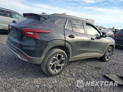 Trzecie zdjęcie samochodu z tyłu: 2026 CHEVROLET TRAX 1LT VIN:KL77LHEP9TC026185 - miniatura