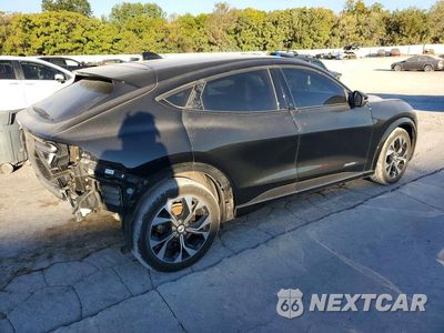 Trzecie zdjęcie samochodu z tyłu: 2022 FORD MUSTANG MACH-E PREMIUM VIN:3FMTK3R79NMA05013 - miniatura