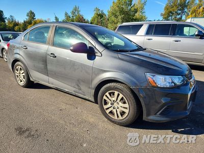 Czwarte zdjęcie samochodu z boku: 2018 CHEVROLET SONIC LS VIN:1G1JB5SGXJ4136399 - miniatura