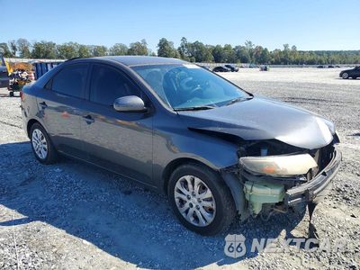 Czwarte zdjęcie samochodu z boku: 2013 KIA FORTE EX VIN:KNAFU4A2XD5726167 - miniatura