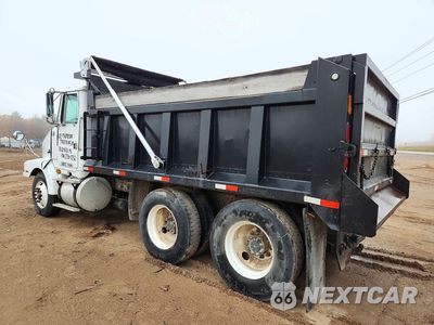 Drugie zdjęcie samochodu z przodu: 1996 VOLVO WCA DUMP TRUCK VIN:4V4VDBGF8TN713661 - miniatura