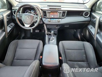 Zdjęcie 8 z 13 samochodu: 2018 TOYOTA RAV4 XLE VIN:JTMWFREV1JD133720 - miniatura