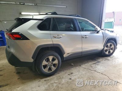 Trzecie zdjęcie samochodu z tyłu: 2024 TOYOTA RAV4 HYBRID XLE VIN:2T3RWRFV5RW188004 - miniatura