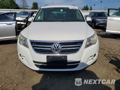 Piąte zdjęcie samochodu w środku: 2011 VOLKSWAGEN TIGUAN S VIN:WVGBV7AX1BW557462 - miniatura