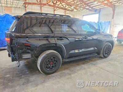 Trzecie zdjęcie samochodu z tyłu: 2025 TOYOTA SEQUOIA TRD PRO VIN:7SVAAABA3SX060674 - miniatura